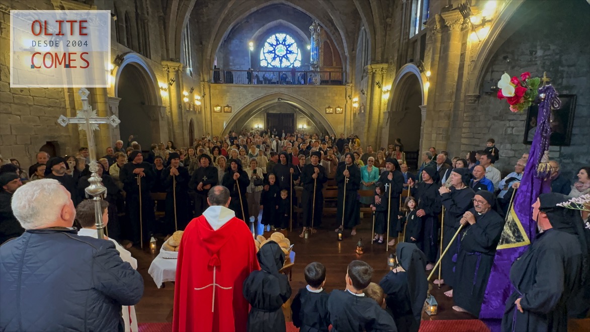 Los Ap�stoles han sido recibidos en la Iglesia de Santa Maria por cientos de vecinos y turistas