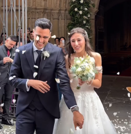 El jugador de la Real Sociedad, Mikel Merino, termin� su boda en Olite el d�a de su Boda.
