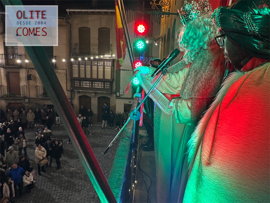 Los Reyes Magos llegan a Olite con ilusi�n y magia para grandes y peque�os