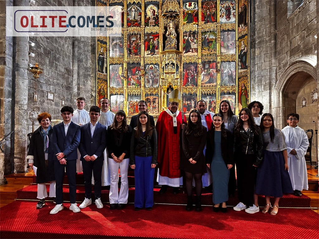 El arzobispo de Pamplona, Florencio R�ssello confirma a diez j�venes en la parroqu�a de Santa Mar�a de Olite