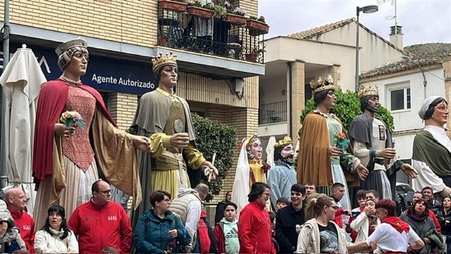 La Comparsa de Gigantes participa en la concentraci�n de Arguedas