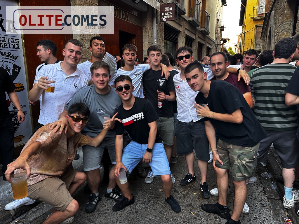 La Juventud de Olite celebra su d�a grande bajo un sol implacable