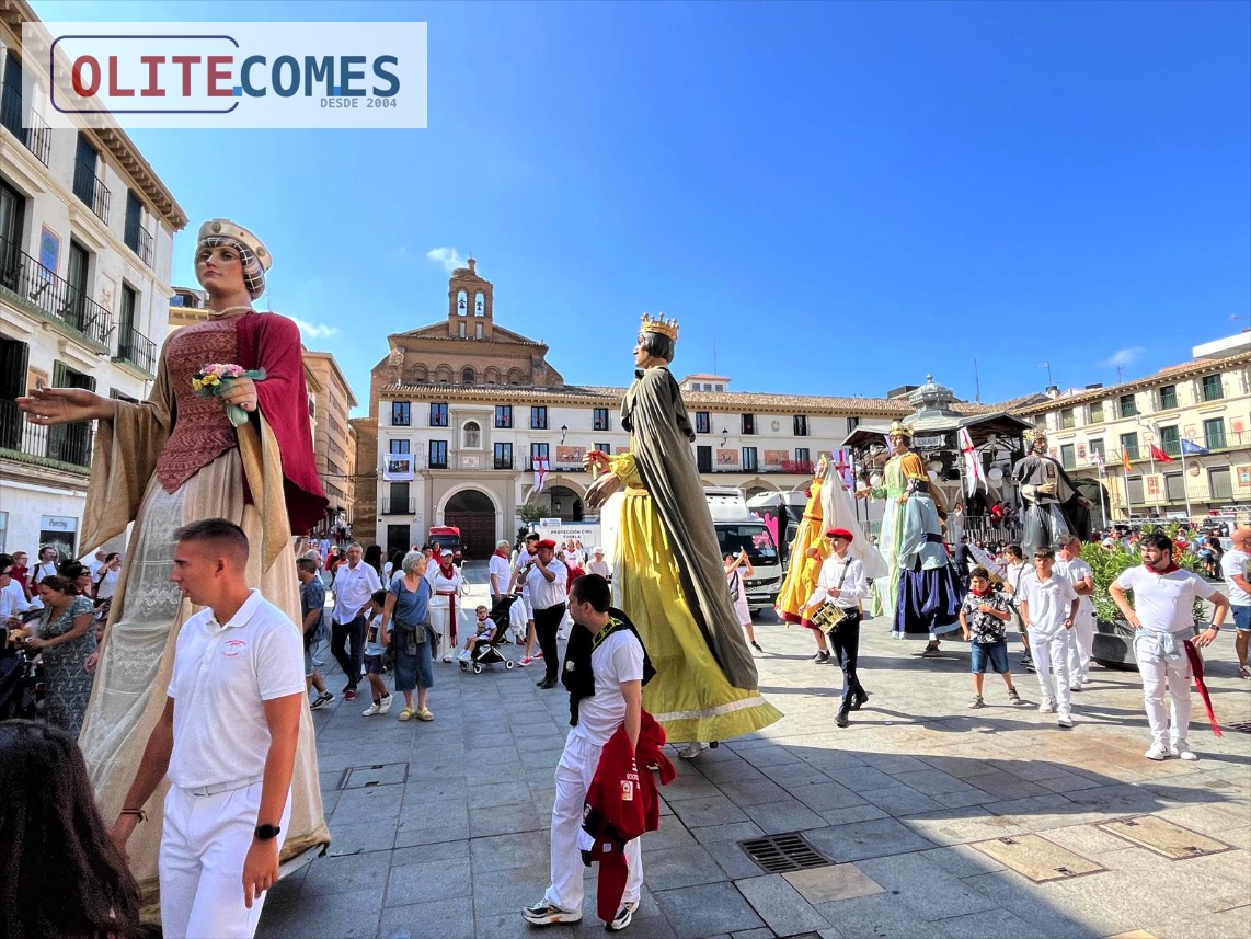 La Comparsa de Gigantes y Cabezudos participa en la Concentraci�n de la Orden del Volatin