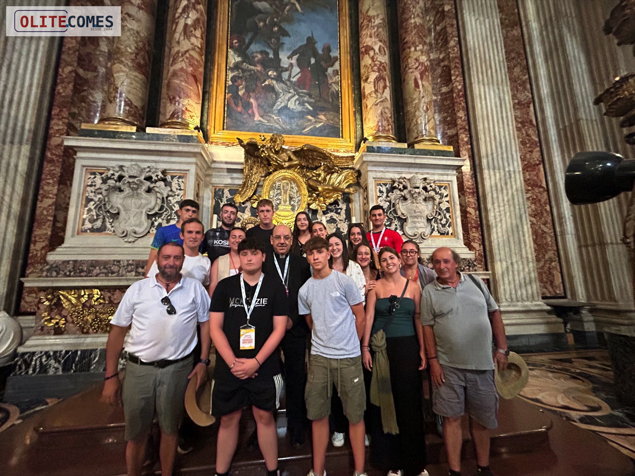 J�venes de Olite participan en un emotivo encuentro navarro en Roma junto al Arzobispo Florencio Rosello