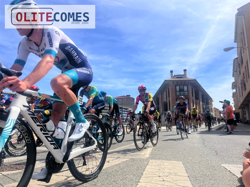 La Vuelta ciclista a Espa�a ha pasado  a las 14:18  por Olite