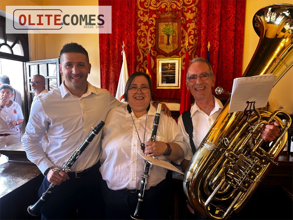 Tres integrantes de la Banda de Musica lanzaron el cohete anunciador de las Fiestas Patronales de Olite