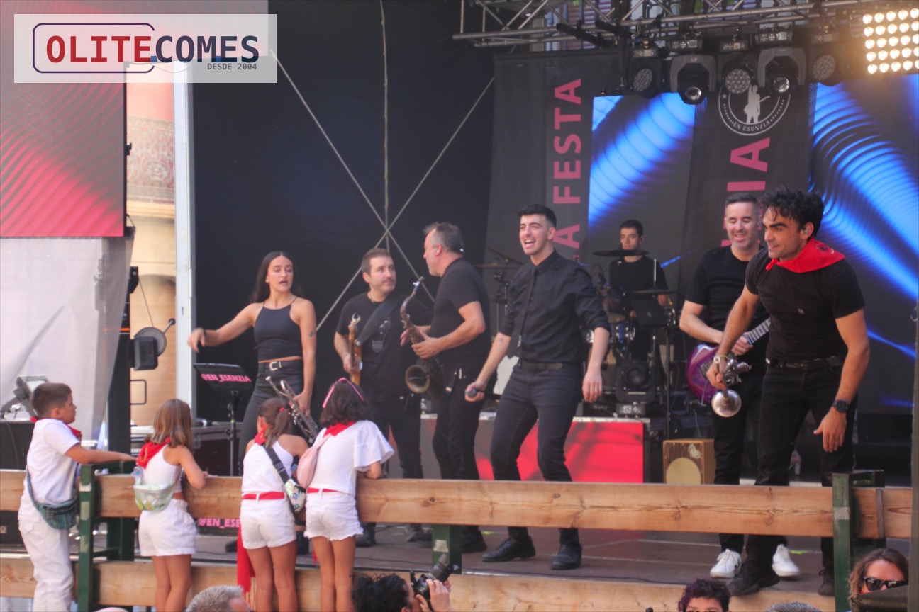 El Grupo En Esencia hace vibrar la Plaza Carlos III en el Dia de la Mujer