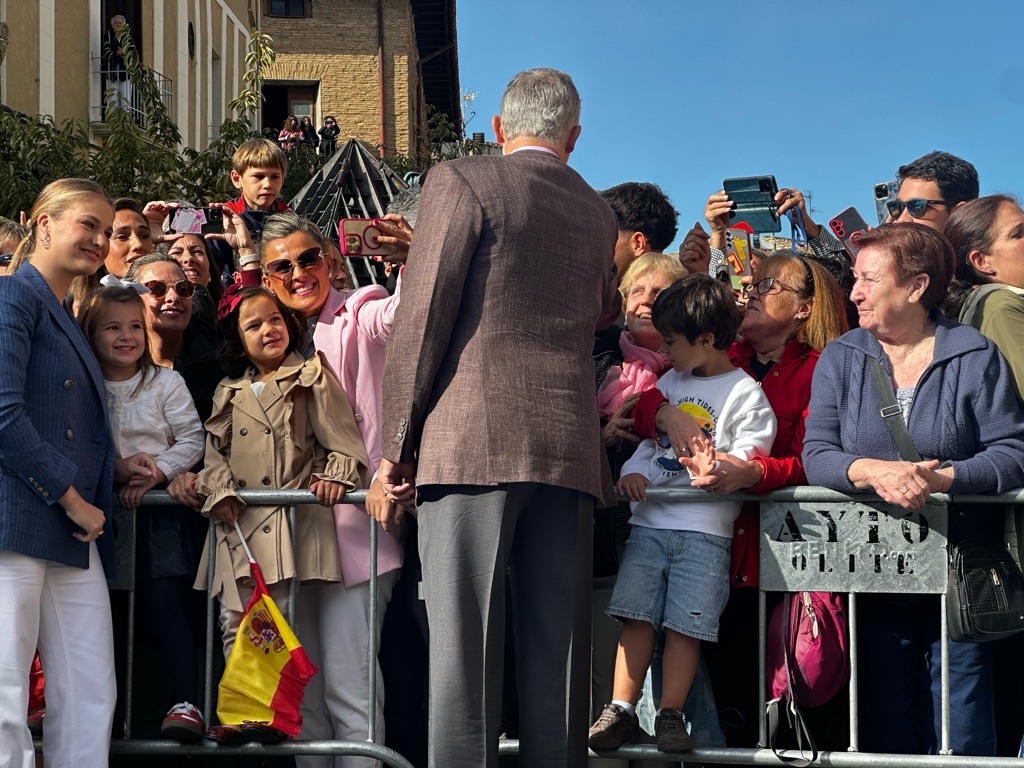 Los Reyes y la Princesa Leonor aclamados a la entrada del Palacio