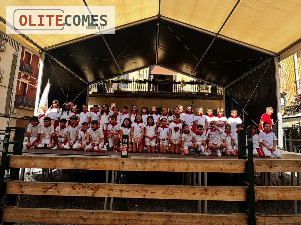 El Ayuntamiento Txiki y la pe�a, Todos Kintos 2017 reciben su pa�uelo antes del cohete del D�a del Ni�o