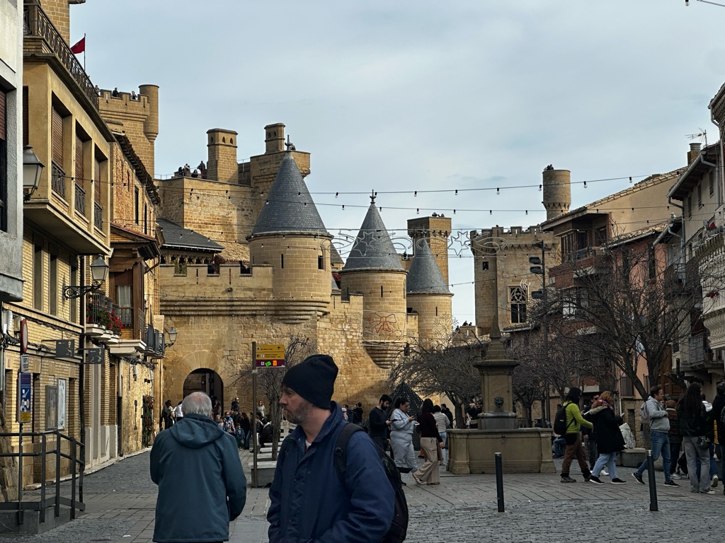 Olite vive un Puente de la Constituci�n repleto de turismo