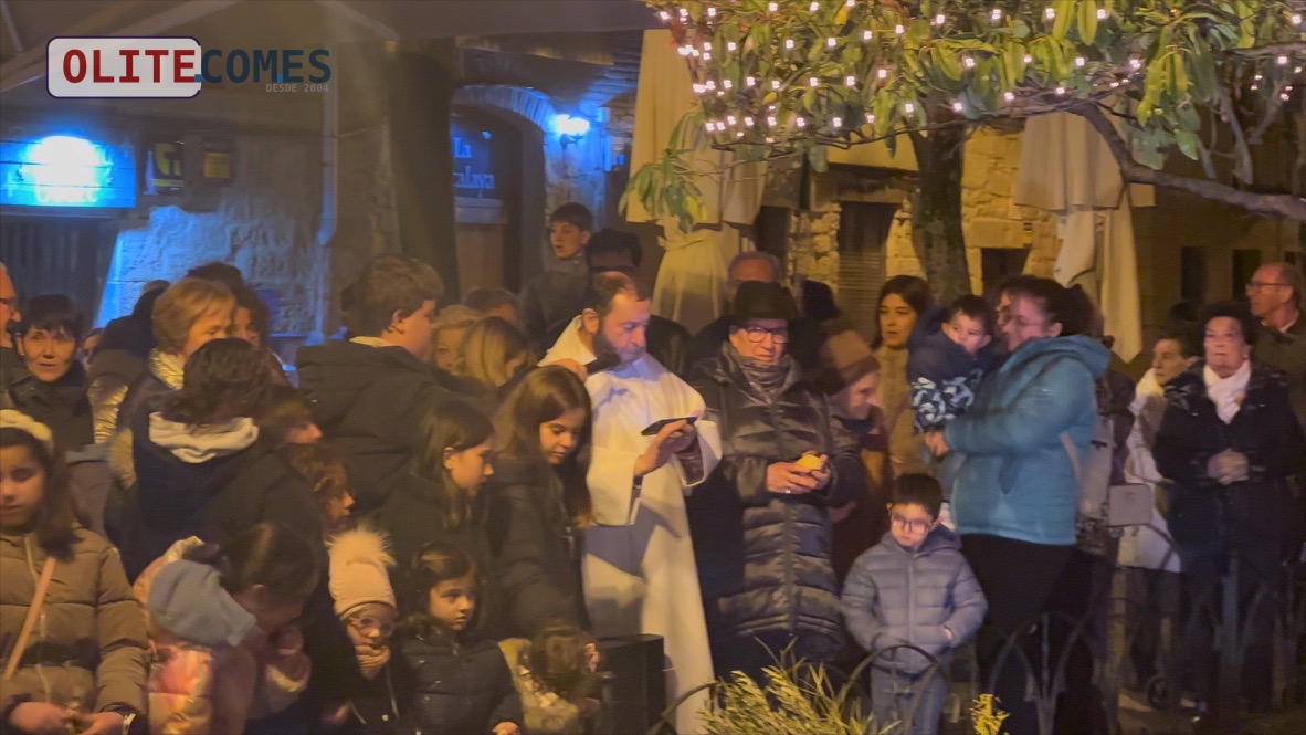 La Placeta vuelve a lucir su tradicional belen  bendecido en un acto cada vez mas arraigado en Olite