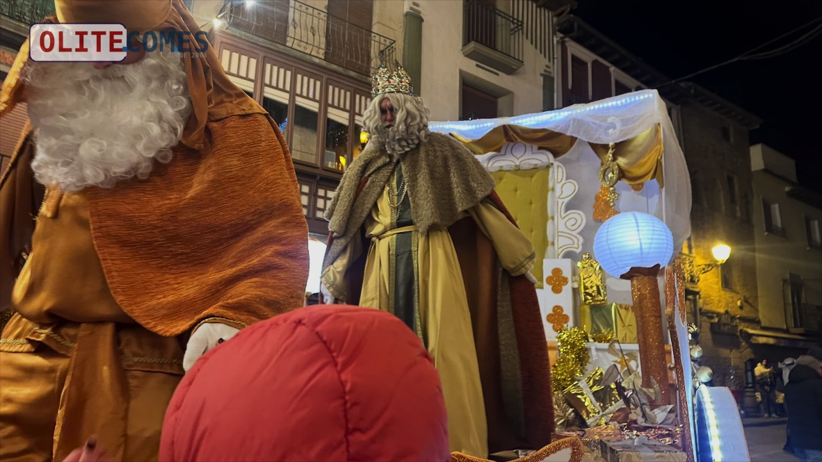 Los Reyes Magos desaf�an el fr�o y llenan Olite de ilusi�n en una multitudinaria llegada