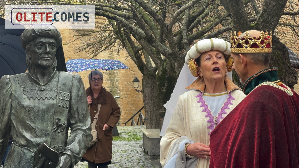 Olite inaugura la escultura del Principe de Viana en la Plaza Carlos III