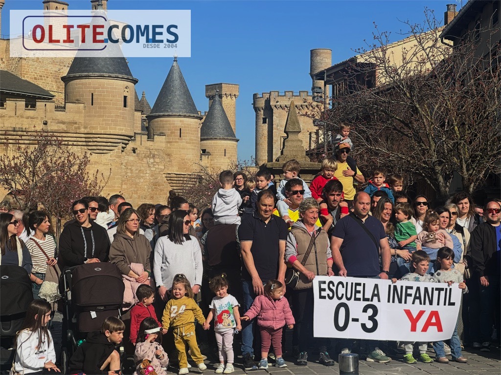 Un centenar de vecinos se concentra en Olite para exigir una soluci�n a la escuela de 0-3 a�os