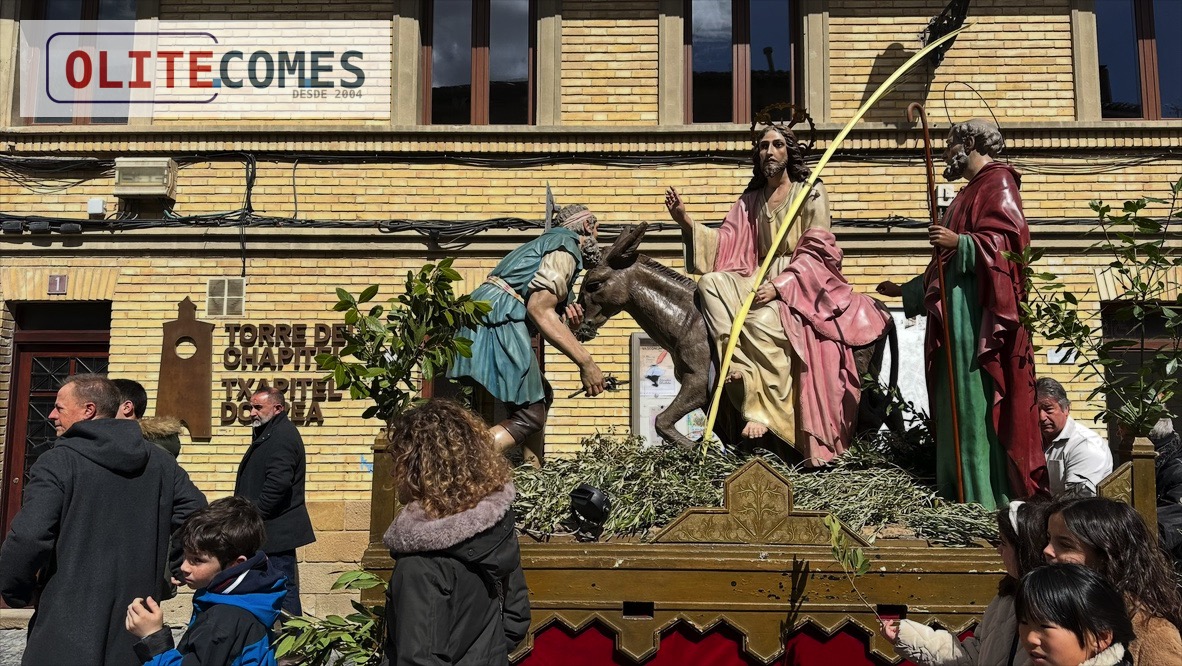 Olite da inicio a la Semana Santa con la procesion del Domingo de Ramos