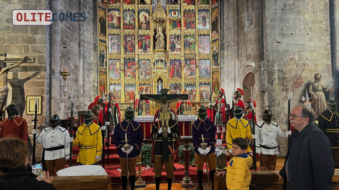 El V�a Crucis de Viernes Santo recorre las calles de Olite con la participaci�n de Romanos y Alabarderos