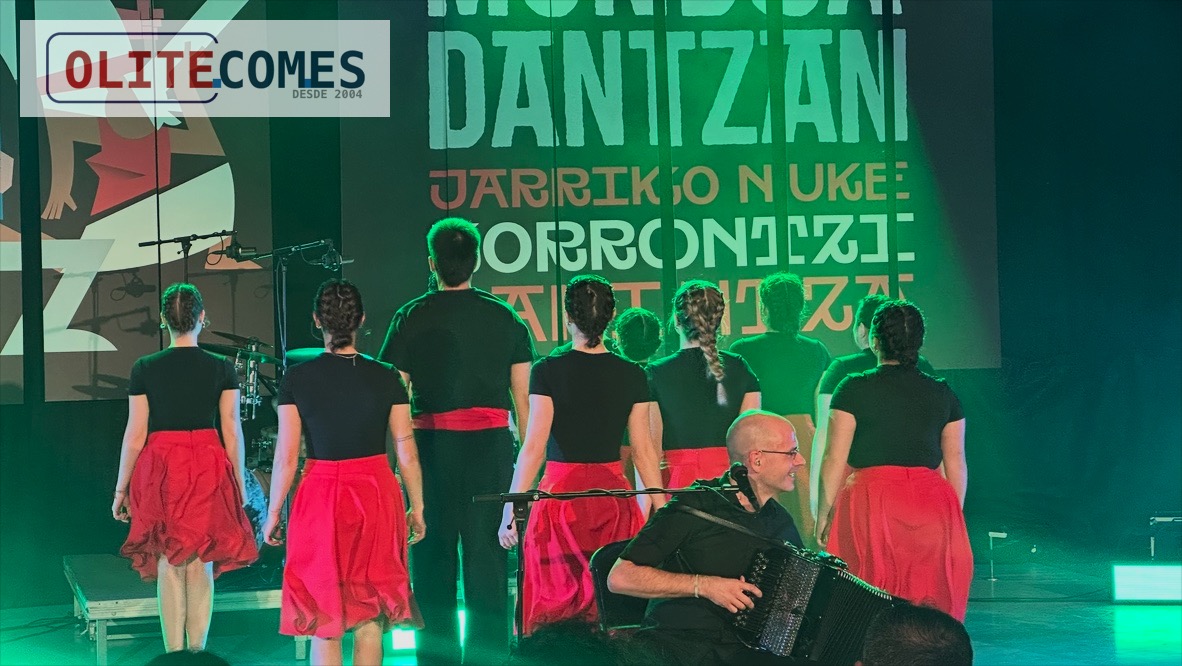 Gran �xito del concierto de Oinkari junto a los danzaris de Olite en el front�n