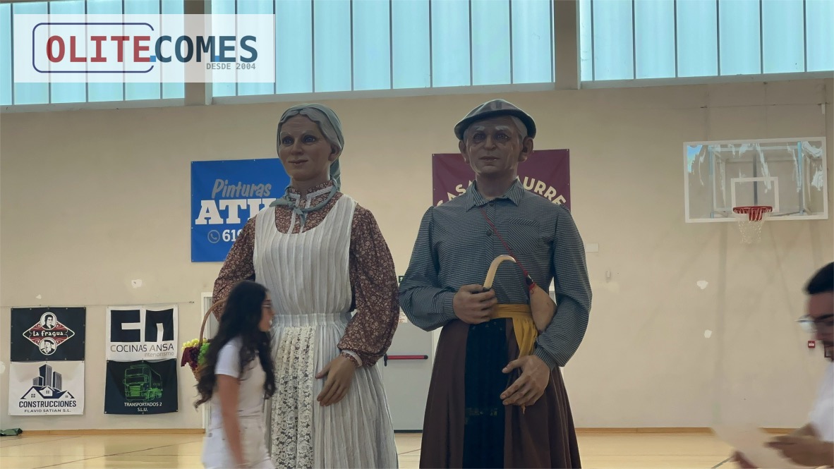La Comparsa de Gigantes de Olite presenta una nueva pareja de gigantes medianos en el polideportivo municipal