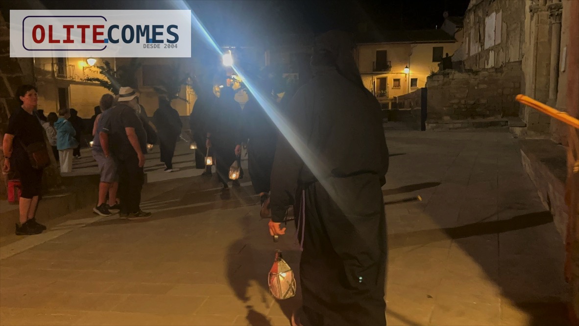 La hermandad de los ap�stoles han finalizado llegando a la Iglesia de Santa Mar�a descalzos