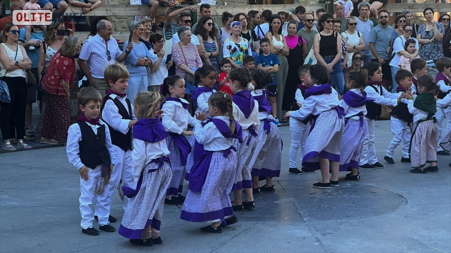 El grupo de danzas Txibiri Txiki despide el curso con una actuaci�n en la Plaza Carlos III de Olite