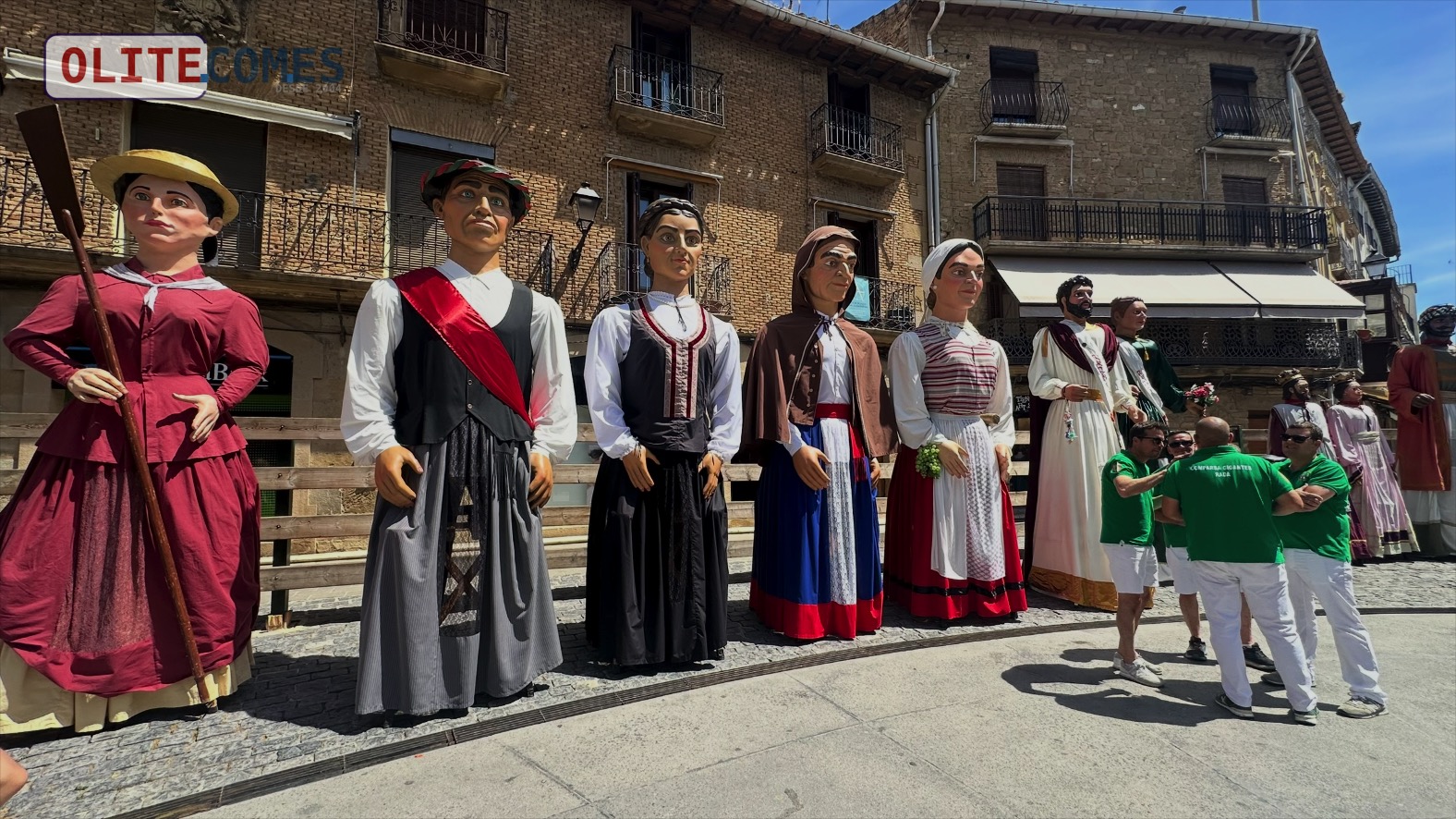 La Comparsa de Gigantes de Olite celebra su 80 aniversario con una multitudinaria gigantada por las calles de la ciudad