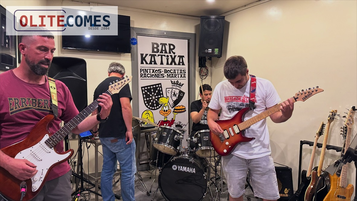 Los alumnos de guitarra y percusi�n de la Escuela de M�sica Jes�s Garcia Leoz muestran su talento en un concierto en el Bar Katixa