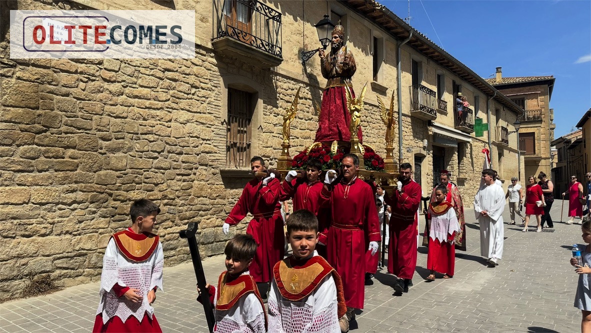 Olite honra a San Pedro con una procesion que mostr� por primera vez en anos la imagen sin ornamentos pontificios