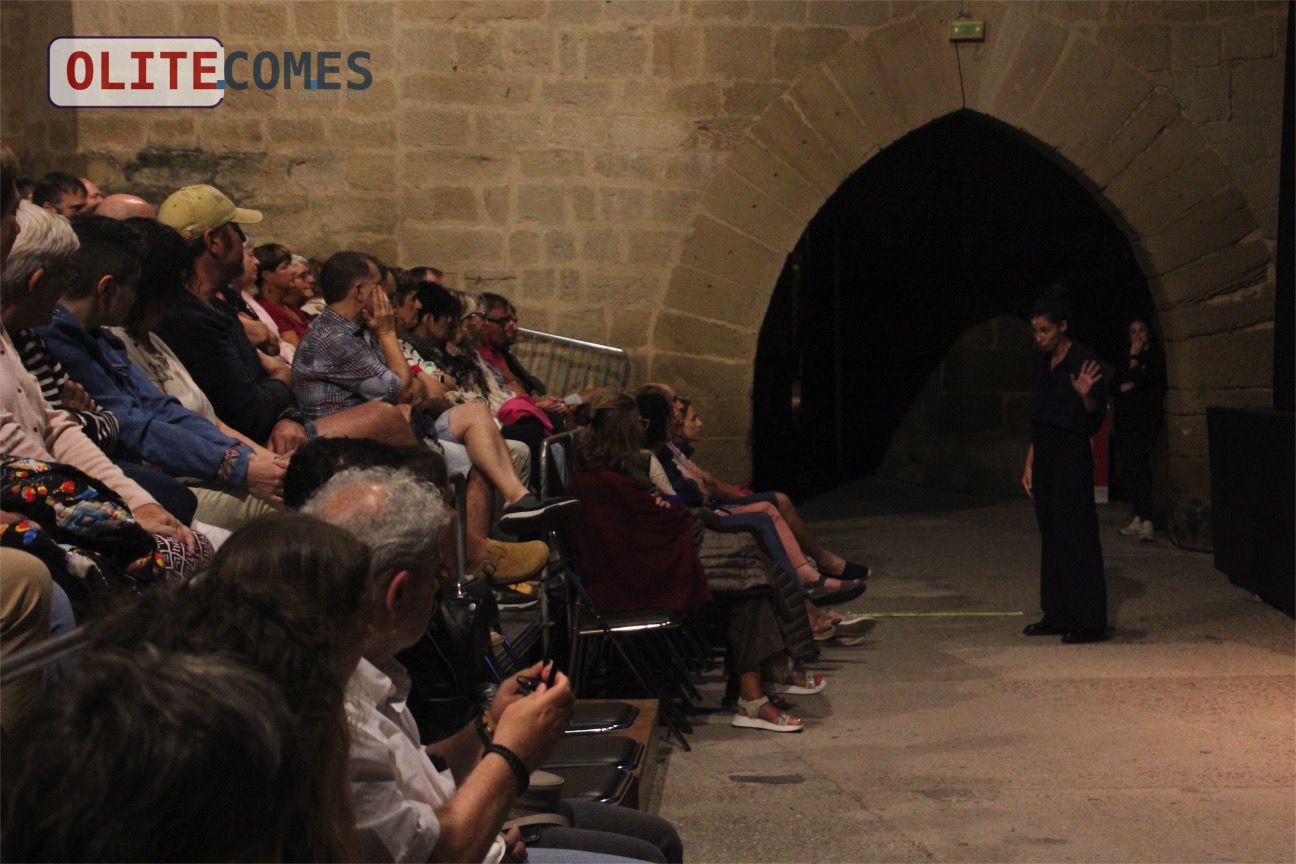 El Festival de Teatro de Olite reune a cientos de espectadores en una intensa jornada marcada por Cumplea�os y Leonora