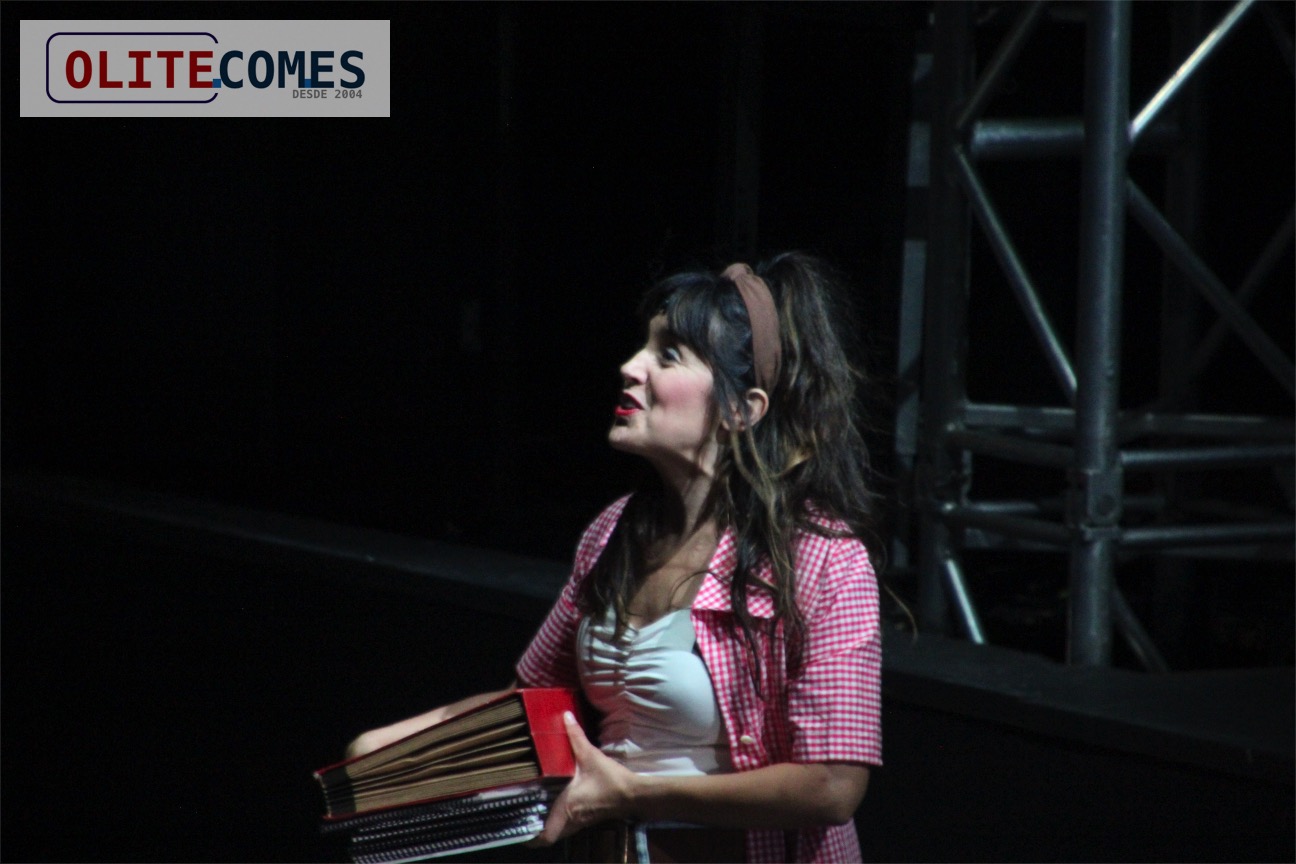 El Festival de Teatro de Olite llena La Cava con la emotiva representaci�n de -Mujeres que cantan tras el balc�n-