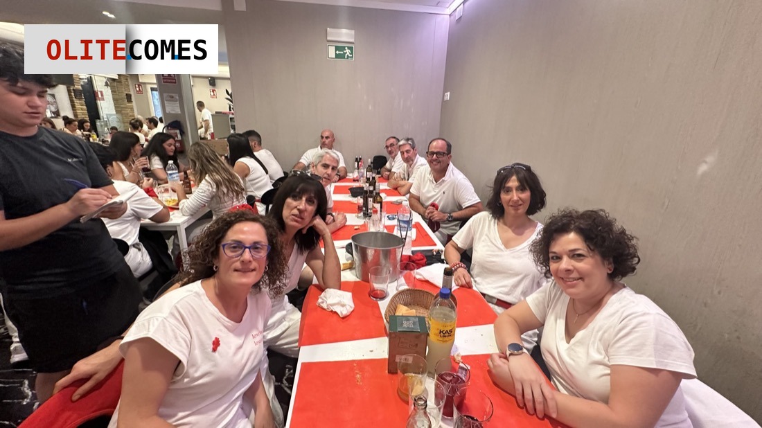 Uxue Cruz prende la mecha de las fiestas patronales de Olite en un cohete marcado por la alegr�a y la pol�mica