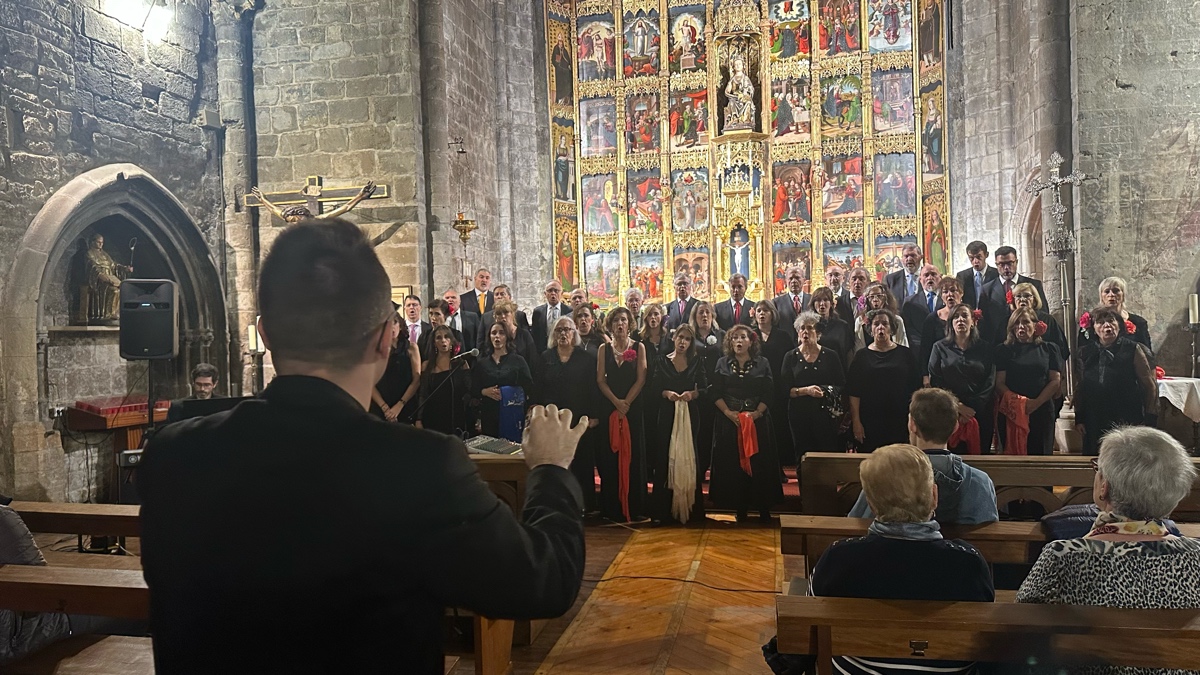 Lleno absoluto en Santa Mar�a de Olite para disfrutar del concierto del Coro L�rico de Agao